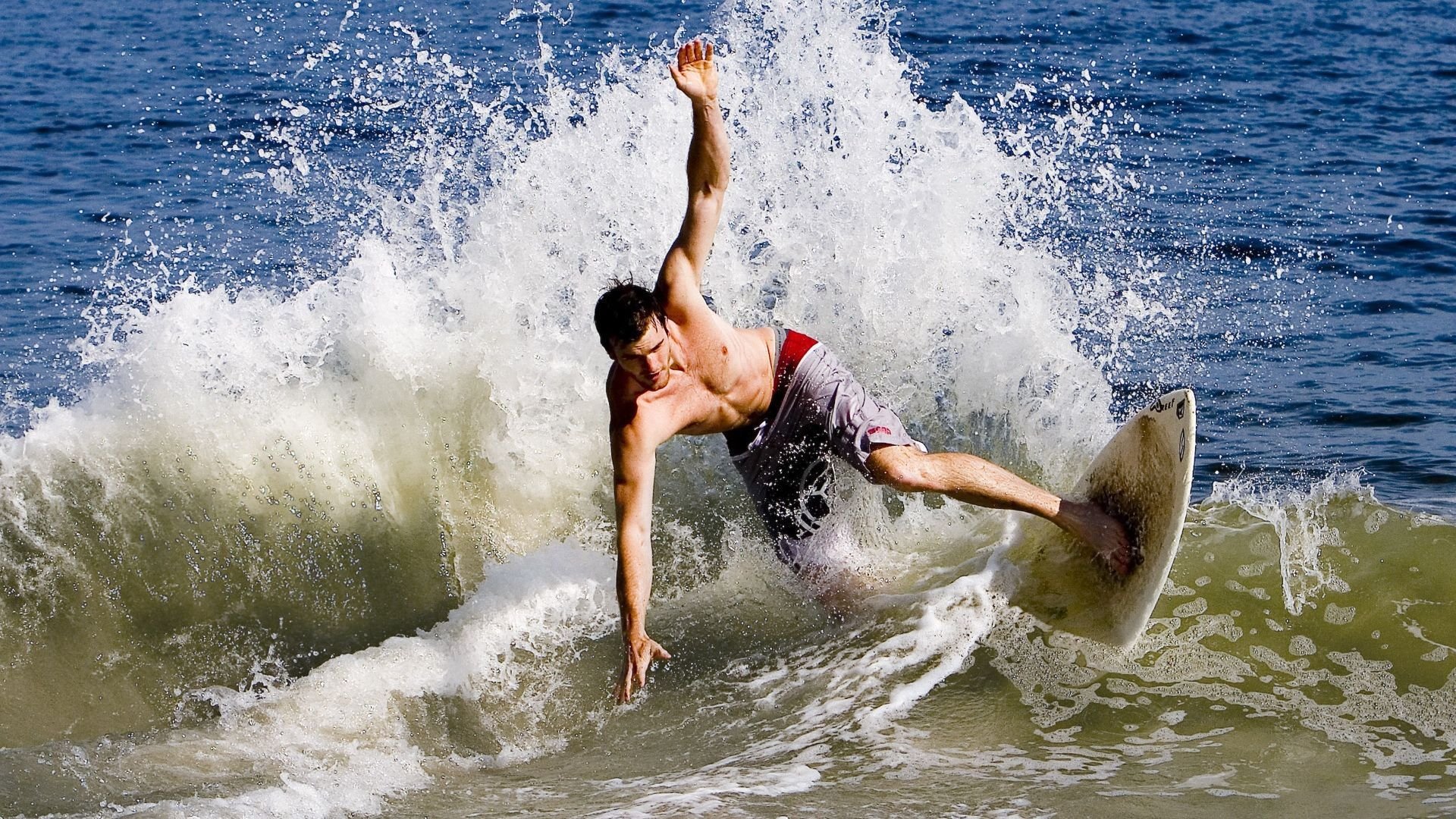 强硬防守球队用身体碾压对手,防守强硬的球员